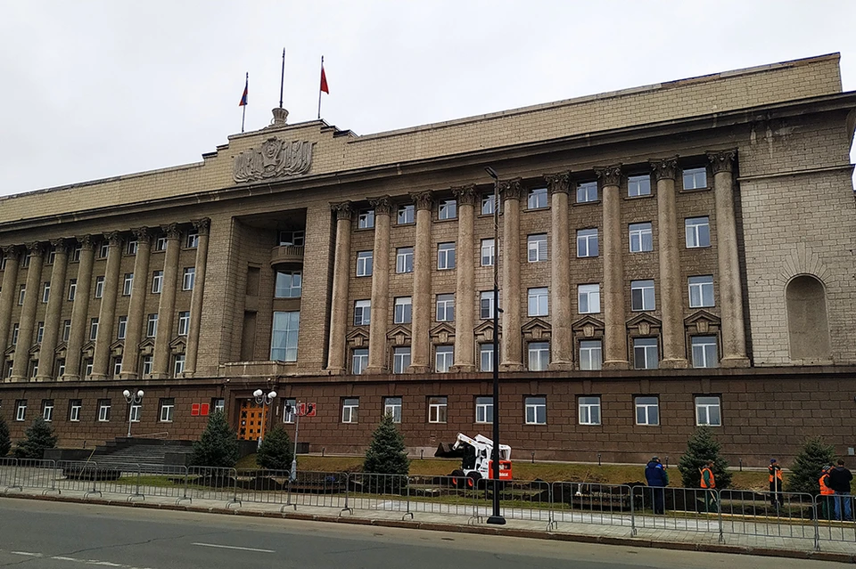 «Это выглядит дико»: в Красноярске возле здания краевого правительства спилили голубые ели