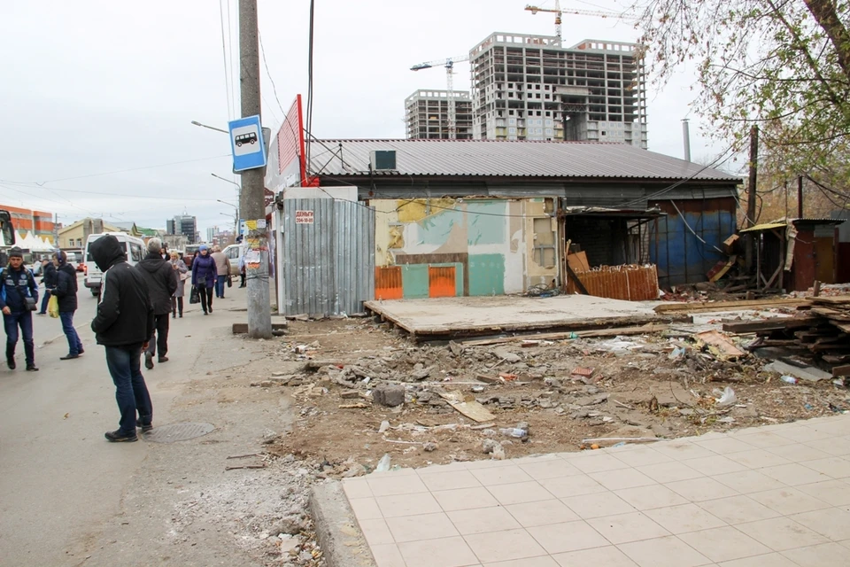 На месте киосков на улице Пушкина остались груды мусора.