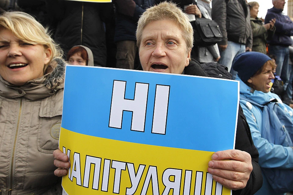 На Майдане собрался уже не один митинг противников подписания "формулы Штайнмайера", которое собравшиеся считают капитуляцией перед Россией.