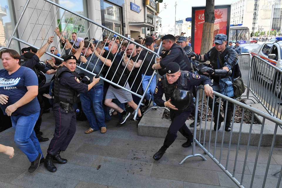 Во время несанкционированных акций в Москве «протестующие» в прямом и переносном смысле давили на полицию. А потом гневно осуждали ответную «жестокость»...