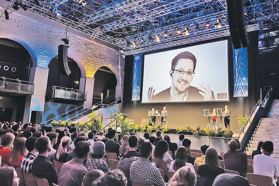 Экс-сотрудник американских спецслужб Эдвард Сноуден в России ведет жизнь затворника. Изредка участвует в международных конференциях по проблемам информационной безопасности - и то дистанционно.