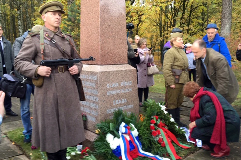 Дань памяти освободителям Риги: такую картину в столице нынешней Латвии увидишь нечасто