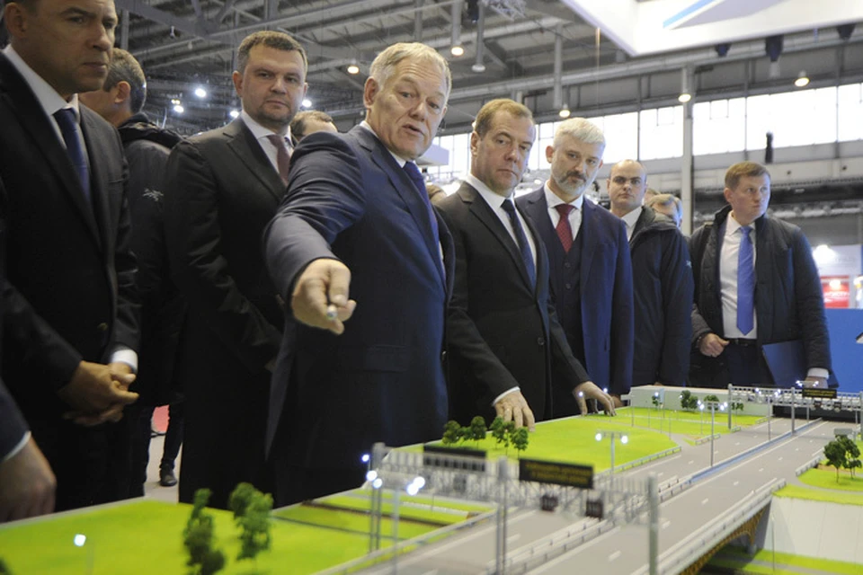 В Екатеринбурге проходит специализированная выставка «Дорога-2019». По этому случаю правительство во главе с Дмитрием Медведевым отправилось на выездное совещание.