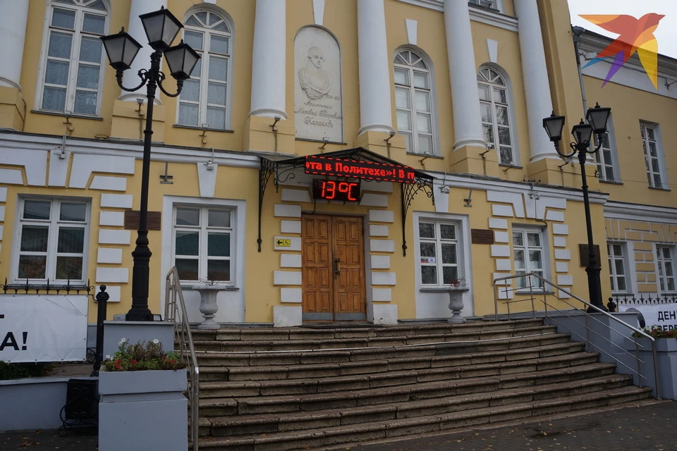 Со стороны инспекции по охране ОКН следуют призывы вести работу с мемориальными досками и другими элементами на фасаде более цивилизованно.