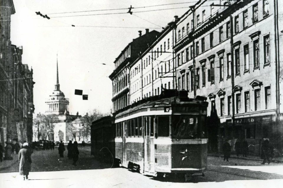 Чтобы не дать фашистам прицелиться, остановки периодически переносили, а сами трамваи тщательно маскировали. Фото: getmuseum.ru