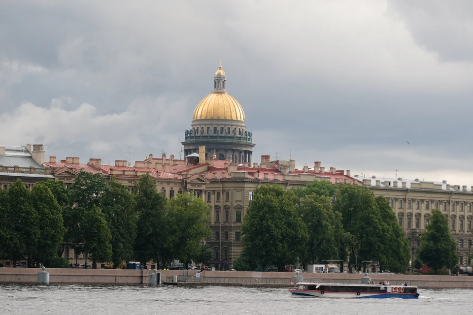 На выходных в Петербурге будет ветренно и дождливо.