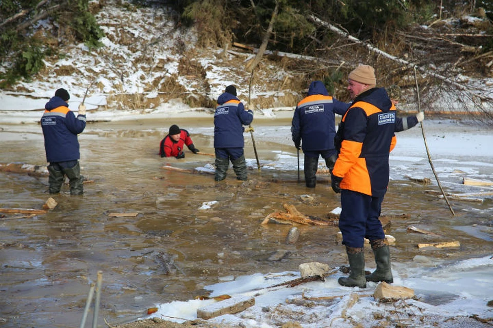Спасатели ведут поиски в тяжелейших условиях Фото: Диана ИВАНОВА
