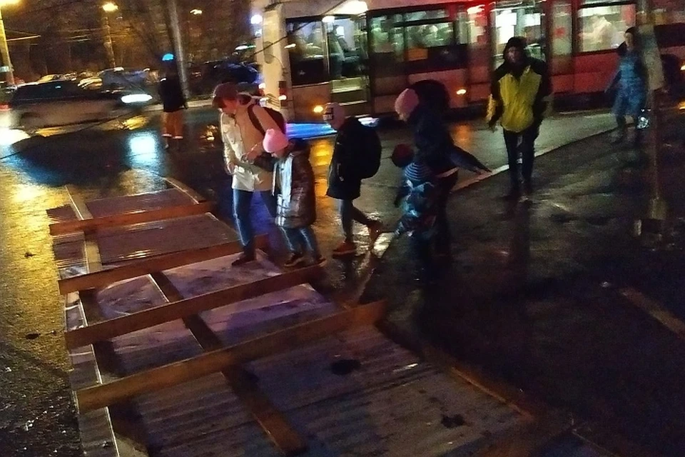 У остановки "Чернышевского снесло металлическое ограждение.