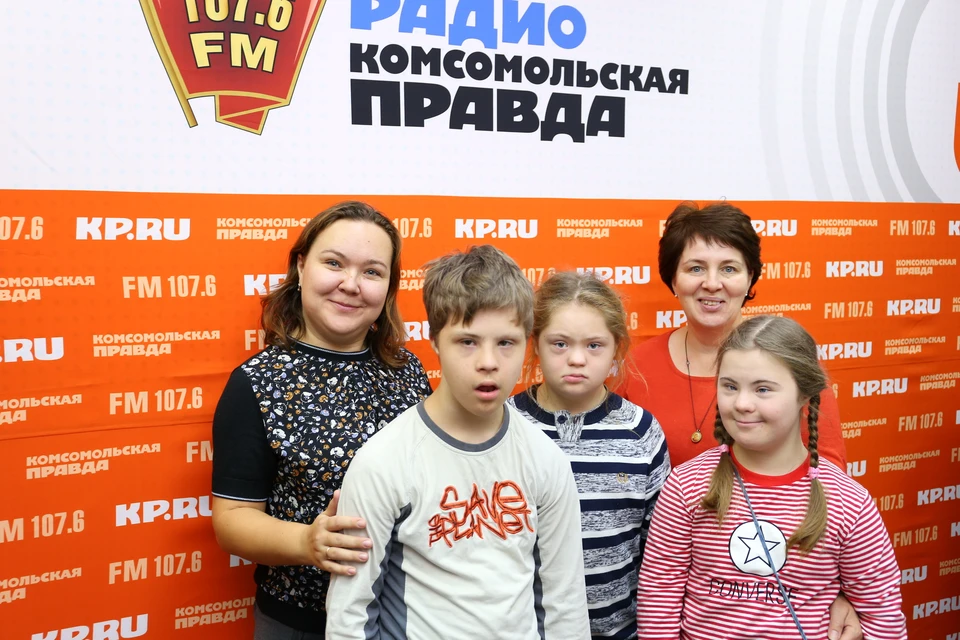 Организатор движения "Солнечный мир" Ксения Кровко и куратор проекта Нина Орлова с детьми-участниками движения