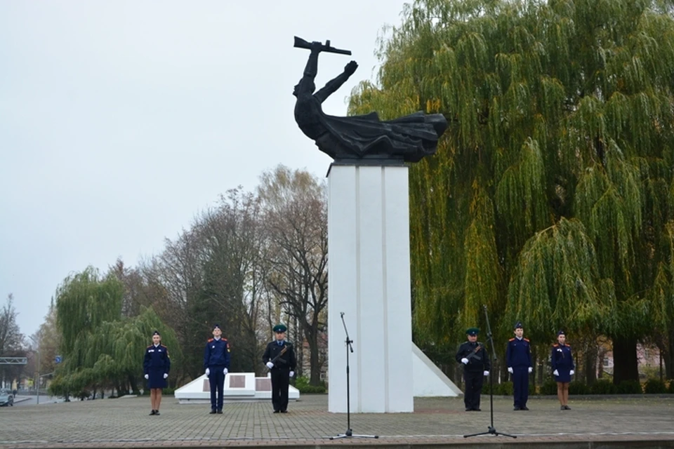 Официальный старт акции дали у мемориального комплекса на братской могиле советских воинов, погибших в октябре 1944 года.