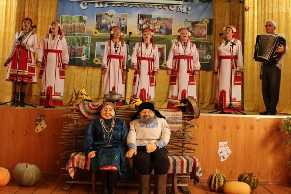 Для пожилых людей в Мордовии устраивают красивые праздники с песнями, танцами и театрализованными представлениями. Фото: vk.com/kulturaruz