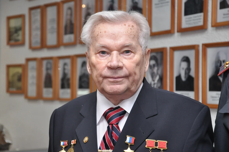 К концу жизни сержант Михаил Калашников стал генерал-лейтенантом, дважды Героем Соцтруда и Героем России. А у его автомата - 150 модификаций
