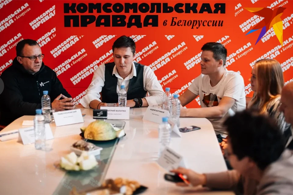 Ребята пришли в редакцию «Комсомолки», где рассказали о том, как прошло путешествие. С собой привезли самаркандские дыни и восточные сладости.