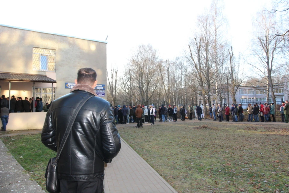 День накануне вступления в силу приказа Минздрава: очередь только прибывает.