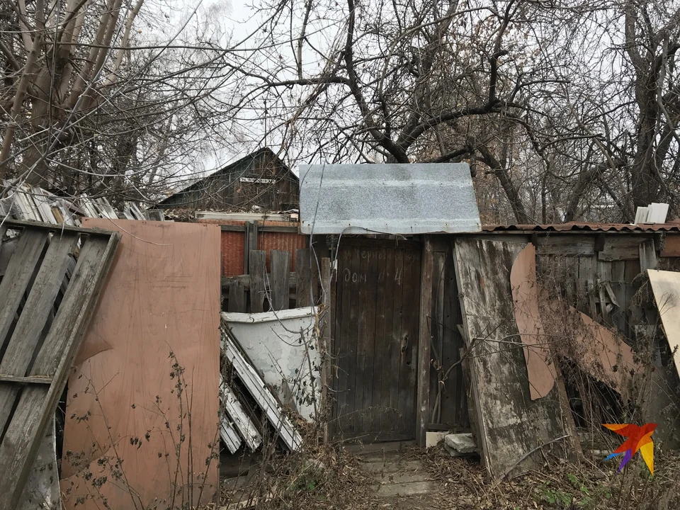 За покосившимся забором в доме с развалившейся крышей дожидается компенсации 82-летняя женщина.