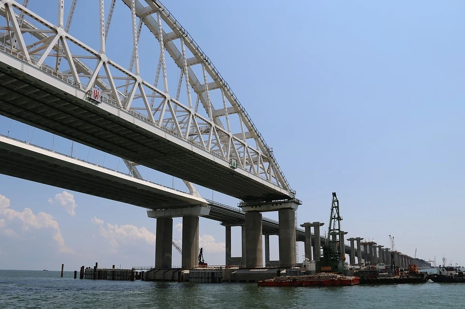Корабли ВМСУ пытались незаконно пройти под Крымским мостом