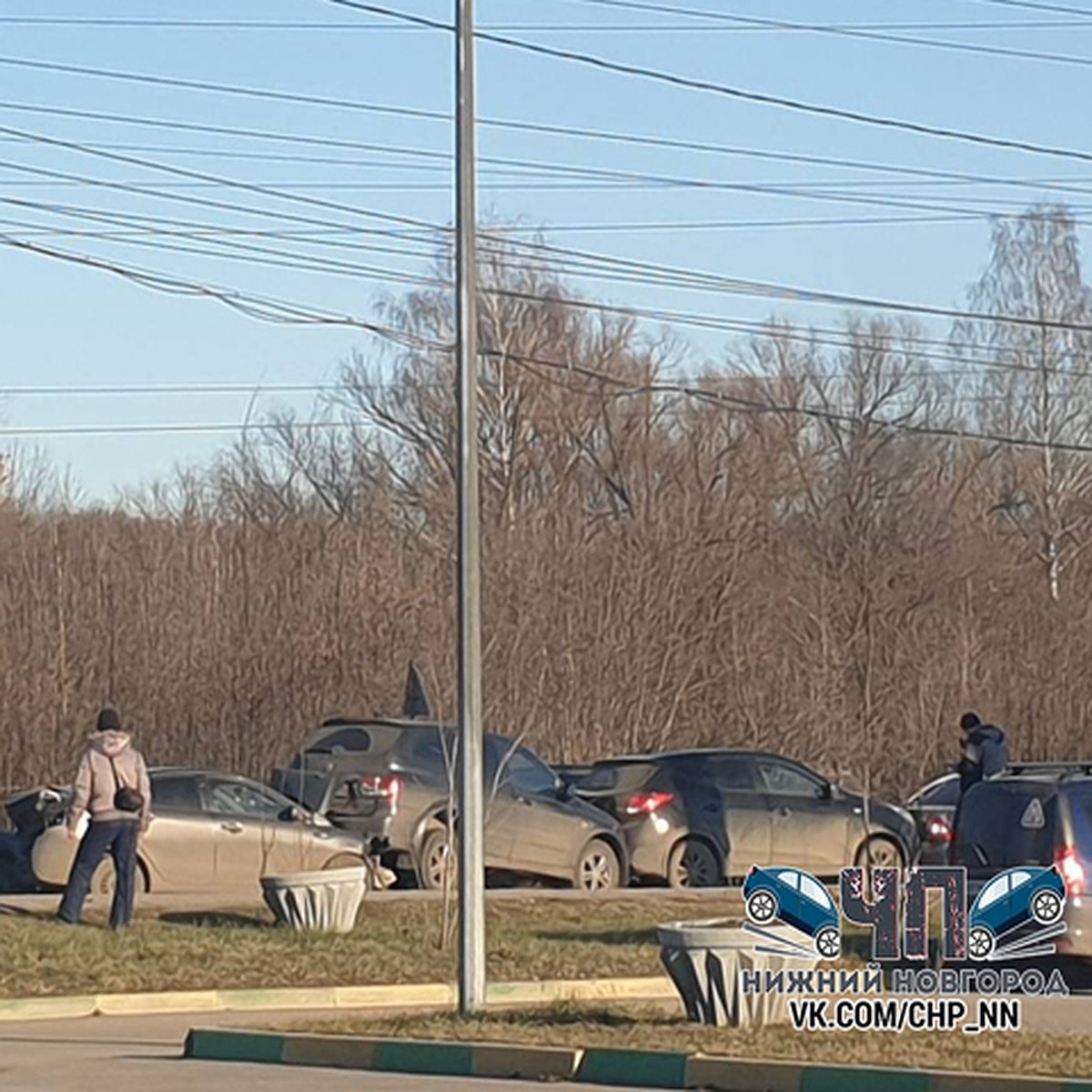 Думал так только в кино!»: «Паровозик» из пяти машин собрала автоледи на  улице Ярошенко - KP.RU