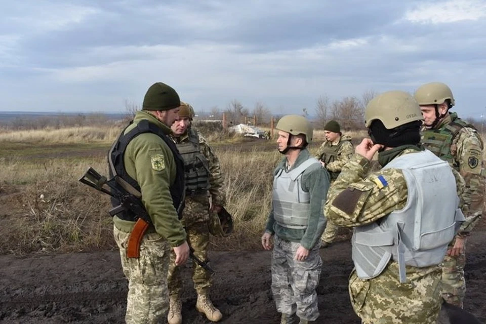 Военный атташе Томас Уоффорд (в центре) – частый гость в Донбассе. А в этот раз взял с собой в поездку представителя Минобороны США Кэвина Чиполино. Фото: Пресс-центр штаба ООС