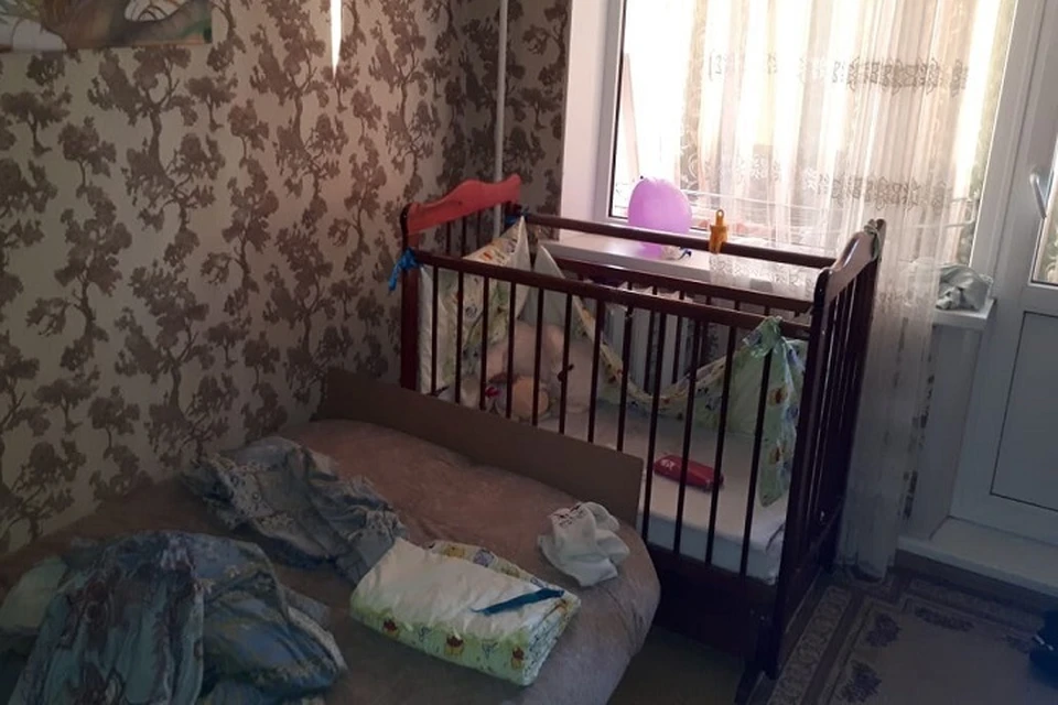 В этой кроватке обнаружил избитую малышку ее дядя