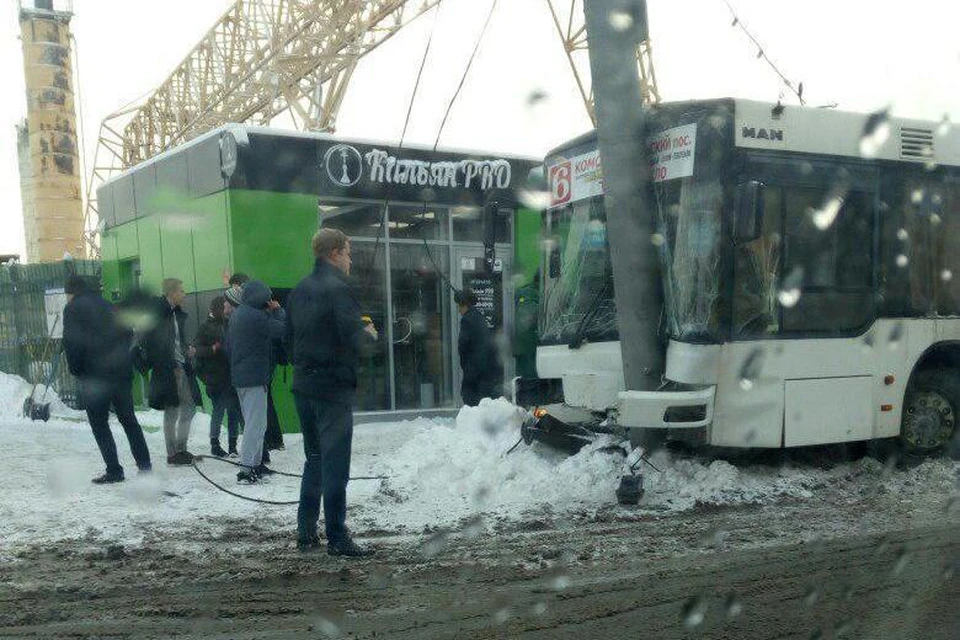 Автобус протаранил столб в Саратове. Фото группы "Типичный Саратов"