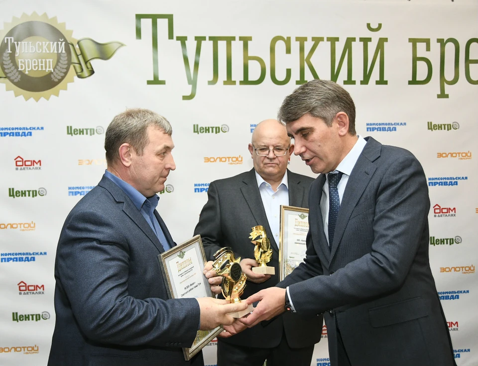 Премию «Тульский бренд – 2019» Геннадию Ковалькову вручил глава администрации города Тулы Дмитрий Миляев.
