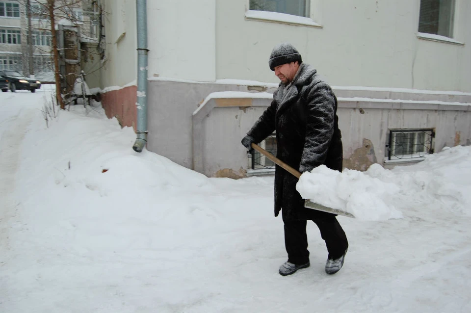 Очистка придомовой территории от снега и наледи. Кто должен чистить дворы. Кто должен чистить дворы. Уборка дворов от снега. Уборка дворовых территорий.
