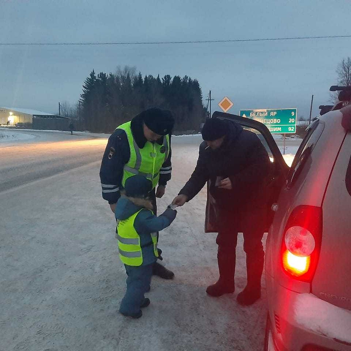 В Омской области гаишник-детсадовец тормозил машины и проверял у водителей  документы - KP.RU