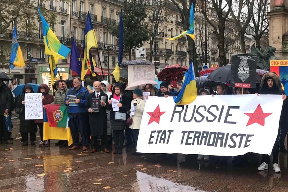 Проукраинский митинг в центре Парижа в день проведения встречи "нормандской четверки".