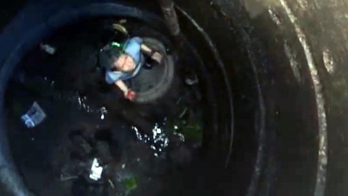 Упала вода в колодце. Упал в канализационный люк. Провалился в канализационный люк.