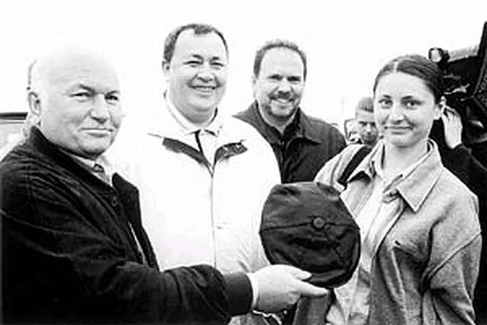 В июле 2003 года мэр Лужков подарил журналистке "КП" кепку.