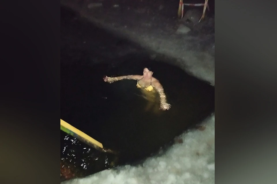 «Медитировали с варганом и бубном, пили шаманский чай»: нижегородские моржи декабрьской ночью устроили заплыв на Щелковском хуторе