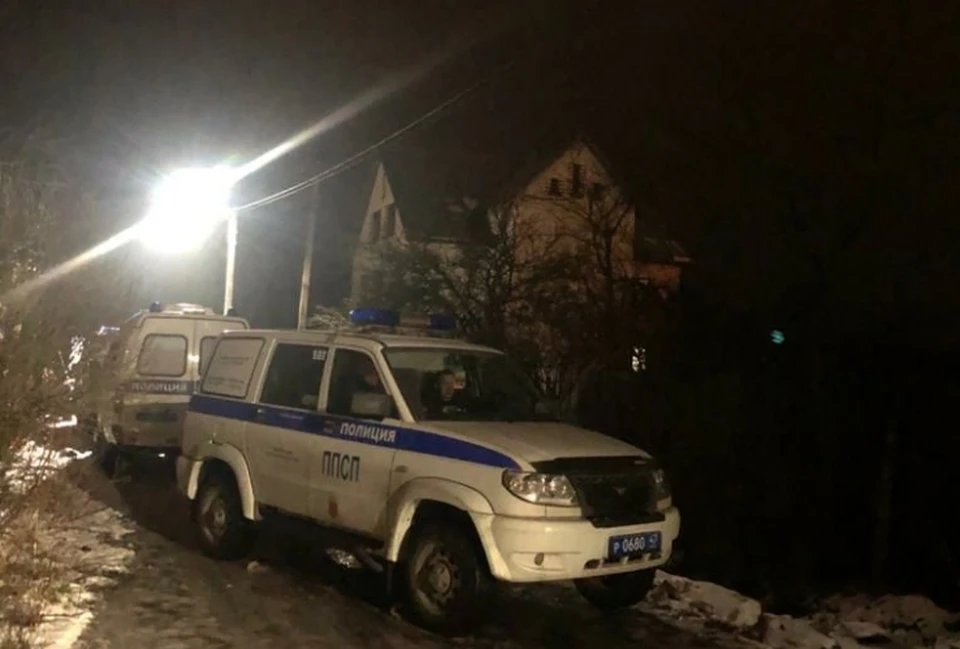В Гатчинском районе силовики нагрянули в подозрительный коттедж в деревне Химози. Фото: источник "КП-Петербург".