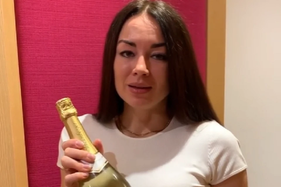 Ямальская биатлонистка продает призовое шампанское, чтобы помочь девочке из детдома Фото: Фото: Instagram kuklinalara