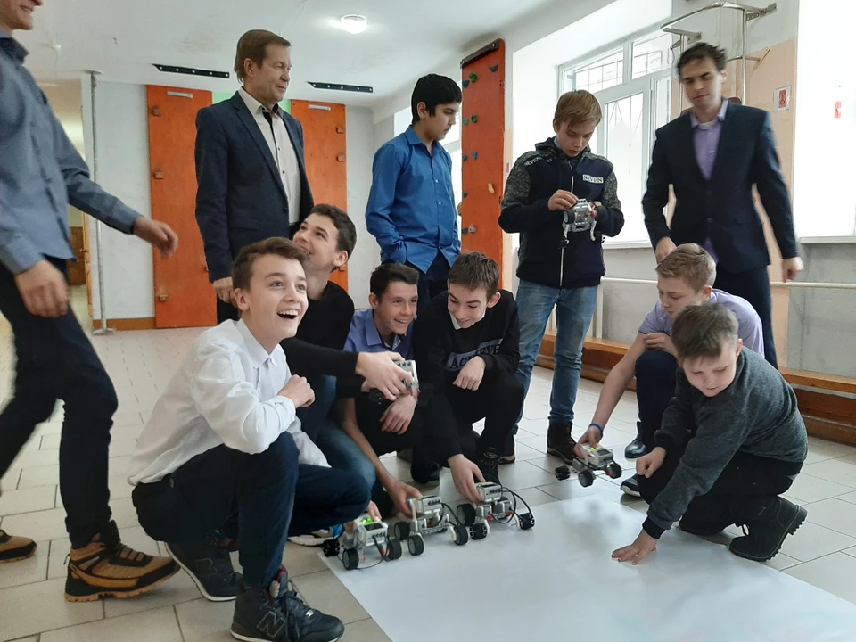 За одно занятия ребята создали роботов и запрограммировали их. А теперь соревнования: кто быстрее?