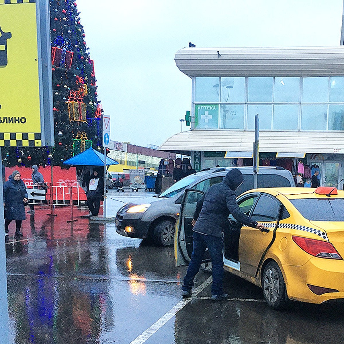 Возле торговых центров Москвы выходцы с Кавказа обложили данью таксистов и  чужих на свою территорию не пускают - KP.RU