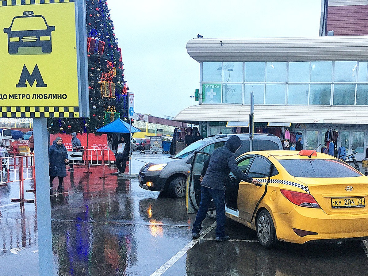 Возле торговых центров Москвы выходцы с Кавказа обложили данью таксистов и  чужих на свою территорию не пускают - KP.RU