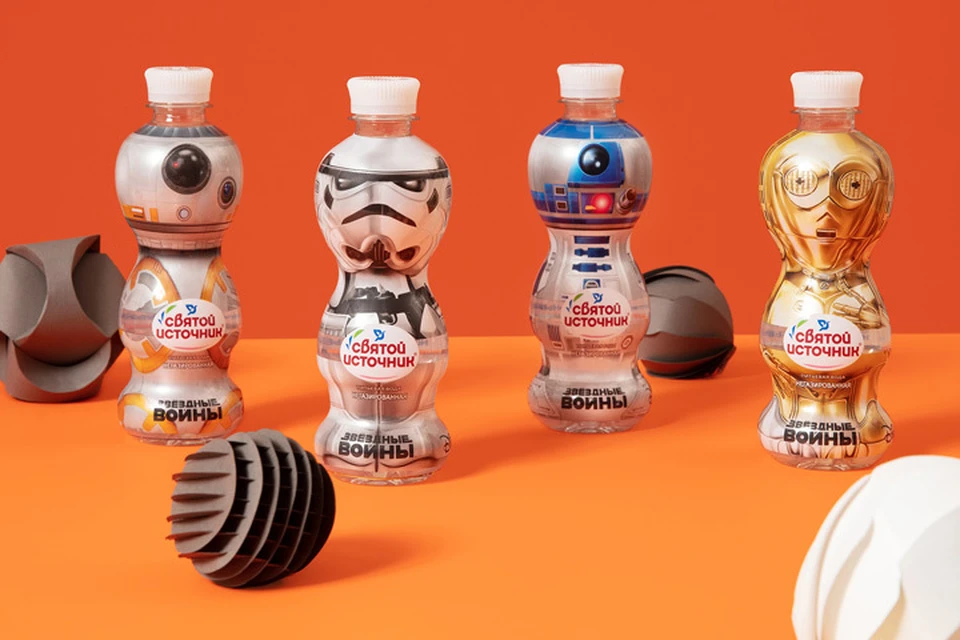 «Святой Источник» выпустил новую серию легендарных бутылочек в виде игрушек с изображением любимых героев R2D2, C3PO и BB8, а также Штурмовика.