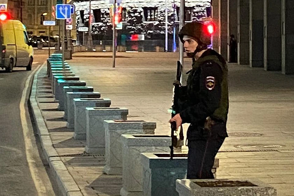 Полицейский на месте стрельбы в центре Москвы.