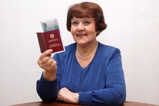 Если человек на пенсии и работает пенсию начисляют полностью