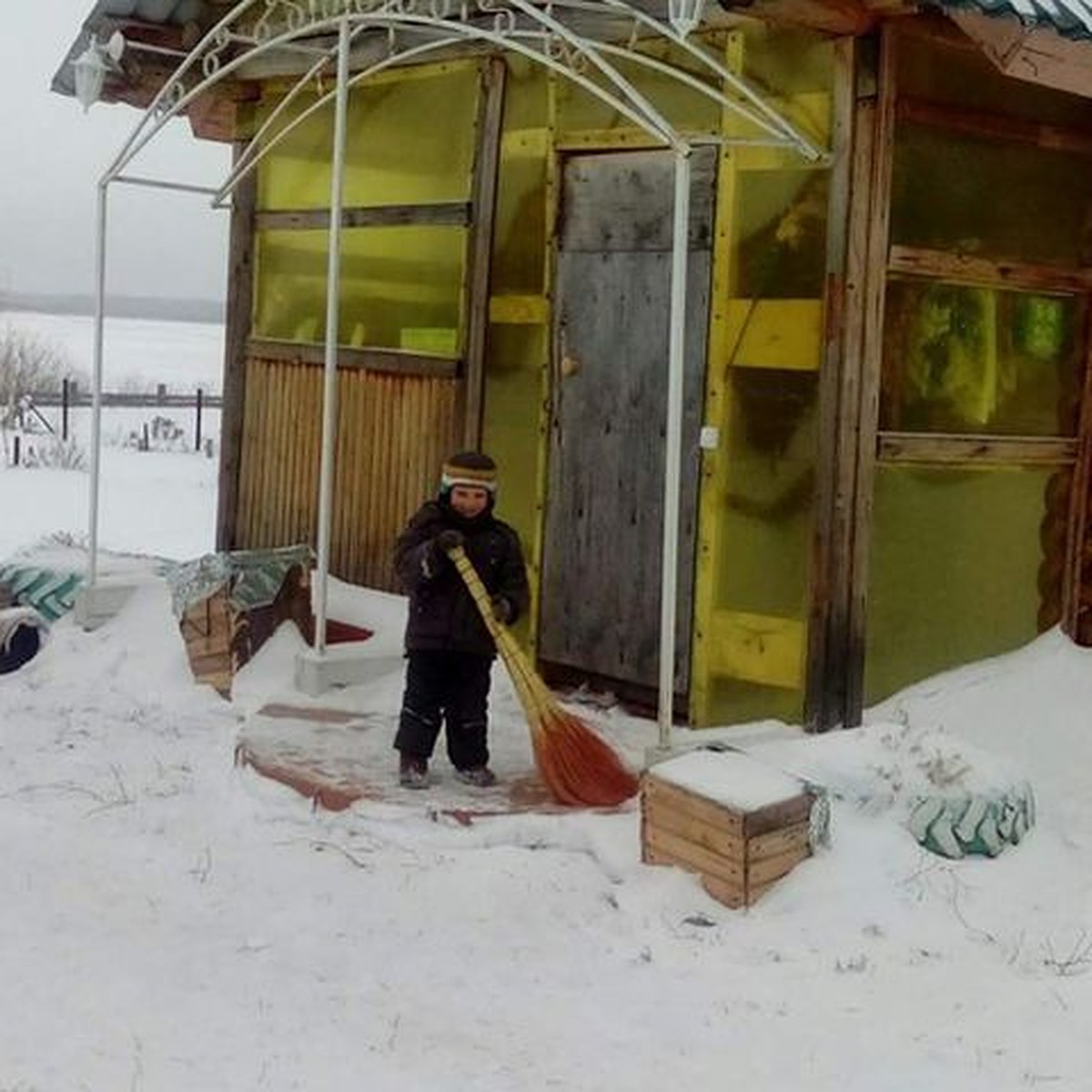 Хотели помочь, а на нас полиция наехала»: сибиряка обвиняют в эксплуатации  детей из-за фото ребенка с веником - KP.RU