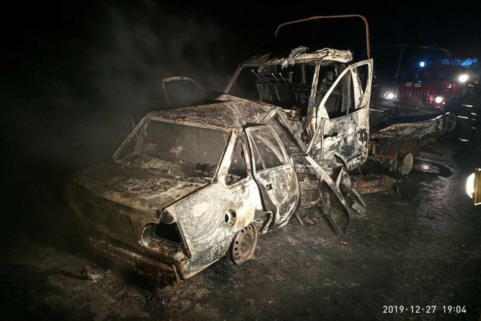 Две машины сгорели после ДТП на трассе Тамбов - Саратов. Фото ГИБДД по Саратовской области