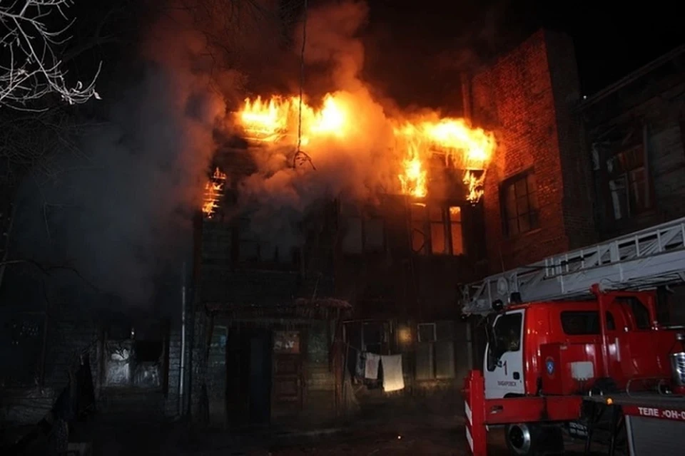 В ночь на 6 февраля 2019 года в самом центре Хабаровска горел обитаемый барак. Огонь унес человеческие жизни. Фото: ГУ МЧС по Хабаровскому краю