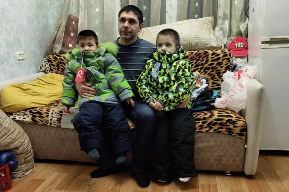 Сказки случаются: отцу-одиночке, брошенному с детьми в пустой квартире, помогли на Новый год. Фото: Марина Добровольская, фейсбук.
