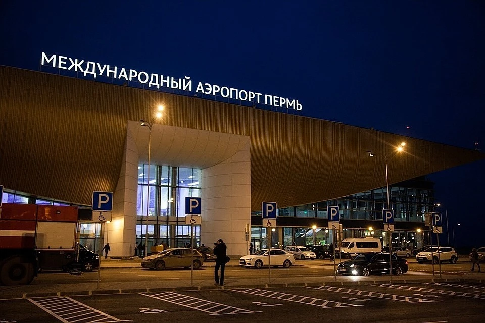 Несколько часов аэропорт не принимал и не отправлял рейсы из-за непогоды.
