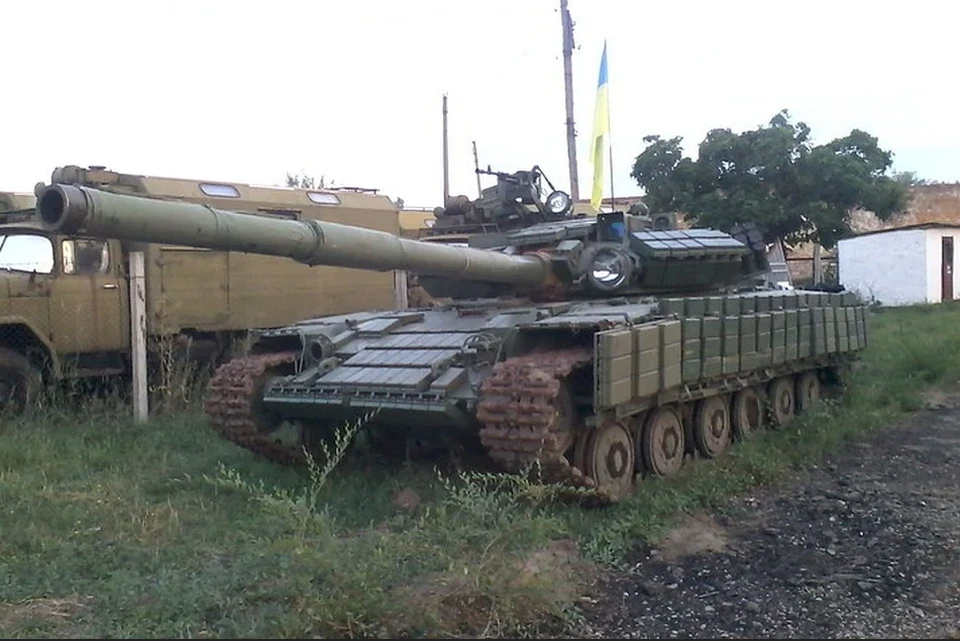 краинские военные поставили бронетехнику вблизи жилых домов в Луганском. Фото: УНМ