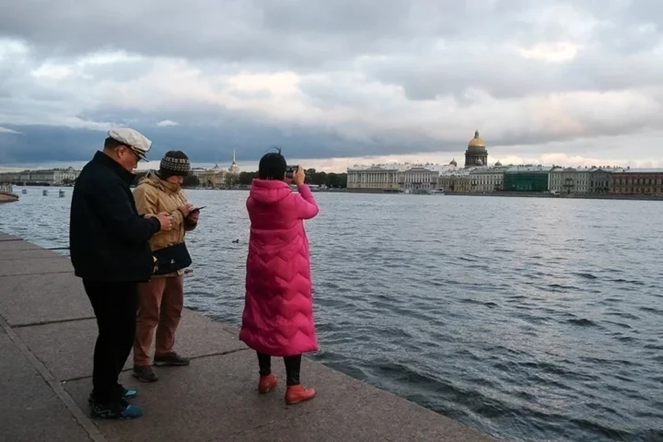 Синоптики обещают очередной температурный рекорд в Петербурге из-за аномально теплой погоды.