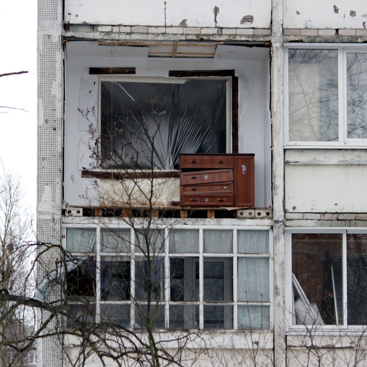 Осколки от взрыва газа в квартире Твери разбросаны на несколько десятков  метров от здания - KP.RU