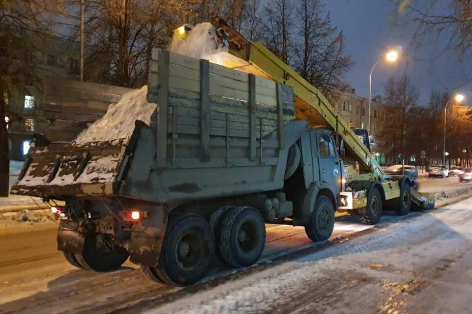 Более 25 тысяч кубометров снега вывезли за сутки со дворов и улиц в Кузбассе. Фото: Пресс-служба АКО