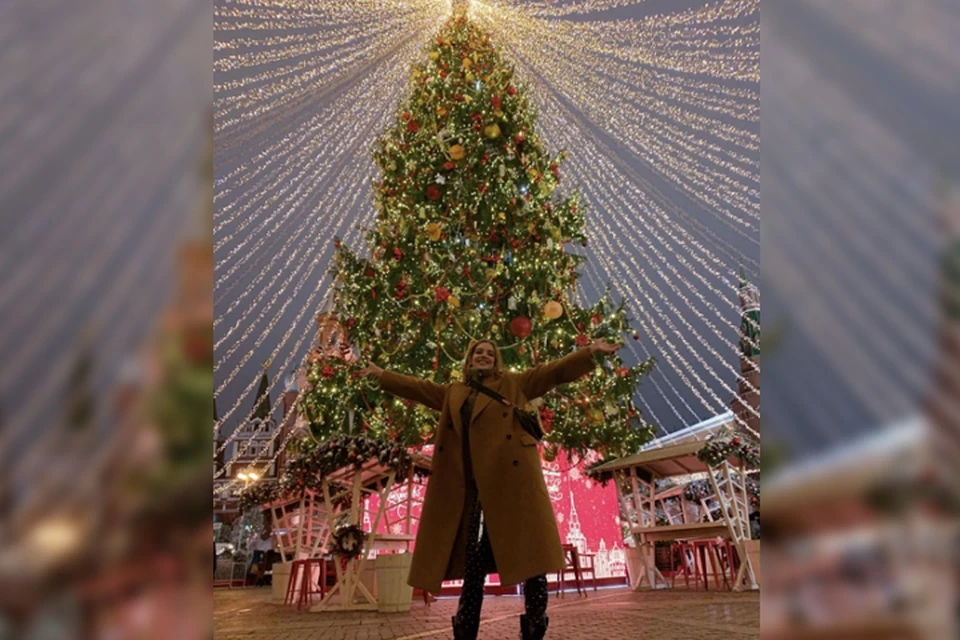 «Самая красивая елка в мире»: Наталья Водянова показала сыну новогоднюю Москву
