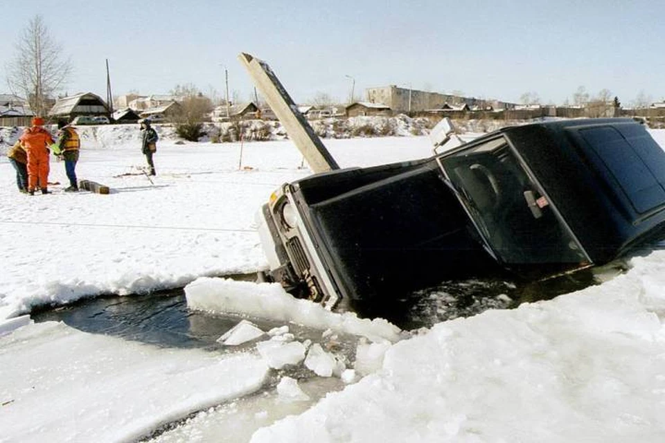 Около 30 машин частично провалились под лед в нескольких метрах от берега на острове Русский. Фото: Зорикто Дагбаева/ТАСС